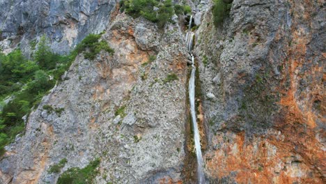 Dieser-Atemberaubende-Wasserfall-Befindet-Sich-Im-Logar-Tal-In-Nordslowenien-Und-Heißt-Rinka-Fälle