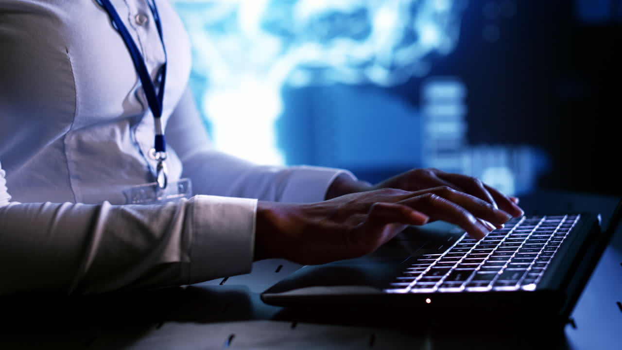 administrador del sistema escribiendo un guión