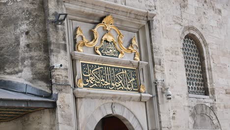 entrada adornada de una mezquita turca
