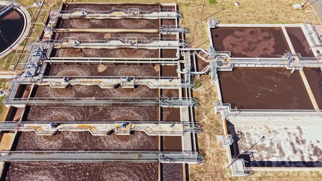 Impianto di trattamento delle acque con grandi serbatoi e attrezzature per il trattamento delle acque reflue in una zona arida