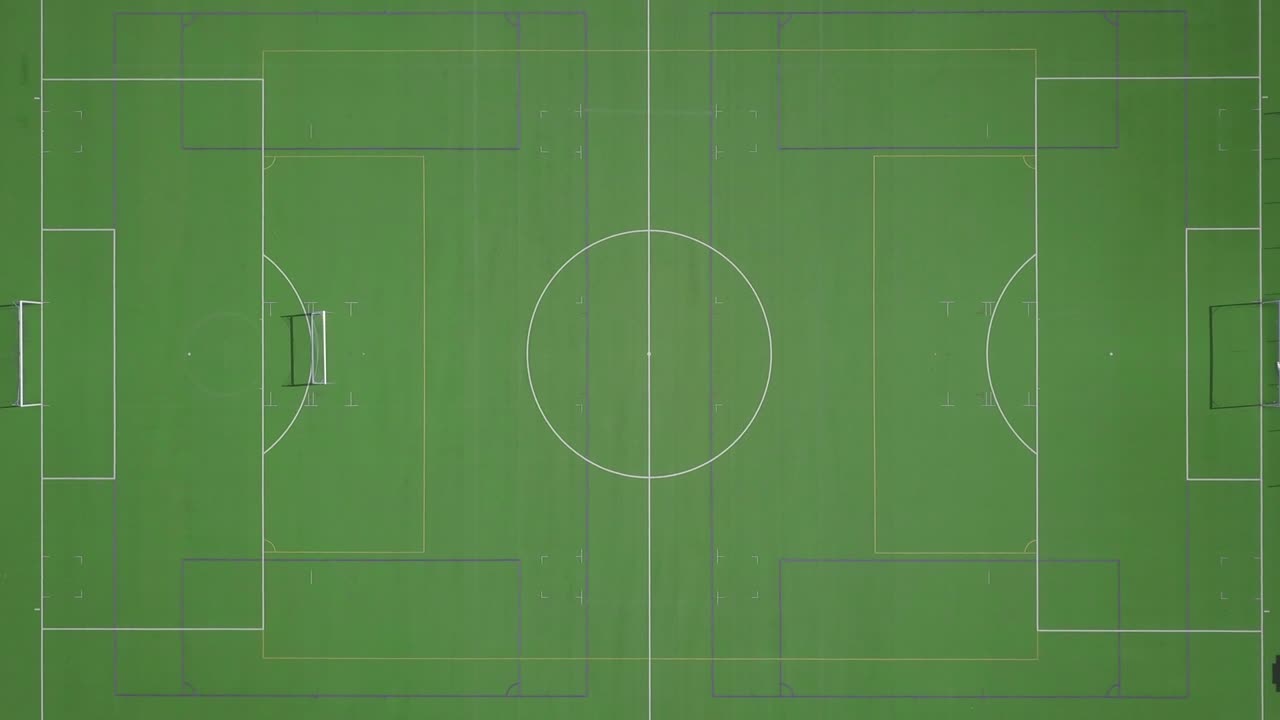 빈 잔디 축구장 의 공중 사진