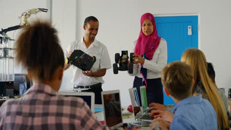 Männliche-Und-Weibliche-Pilotenschulung-Zum-Thema-Elektroauto-Für-Kinder-4k