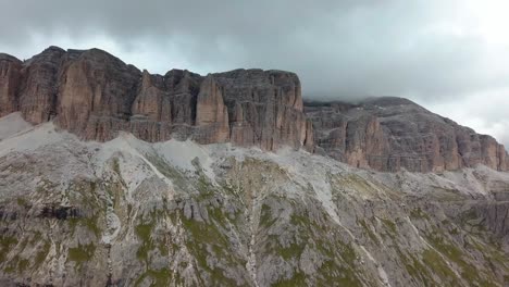 Dolomitgebirgsfelsenformation-In-Norditalien-Bewölkter-Himmel-An-Einem-Wintertag,-Luftdrohne-Rechts-Schwenken