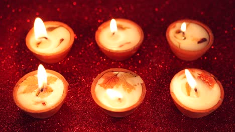 2020-diwali diyasflames van de la mano con las máscaras faciales
