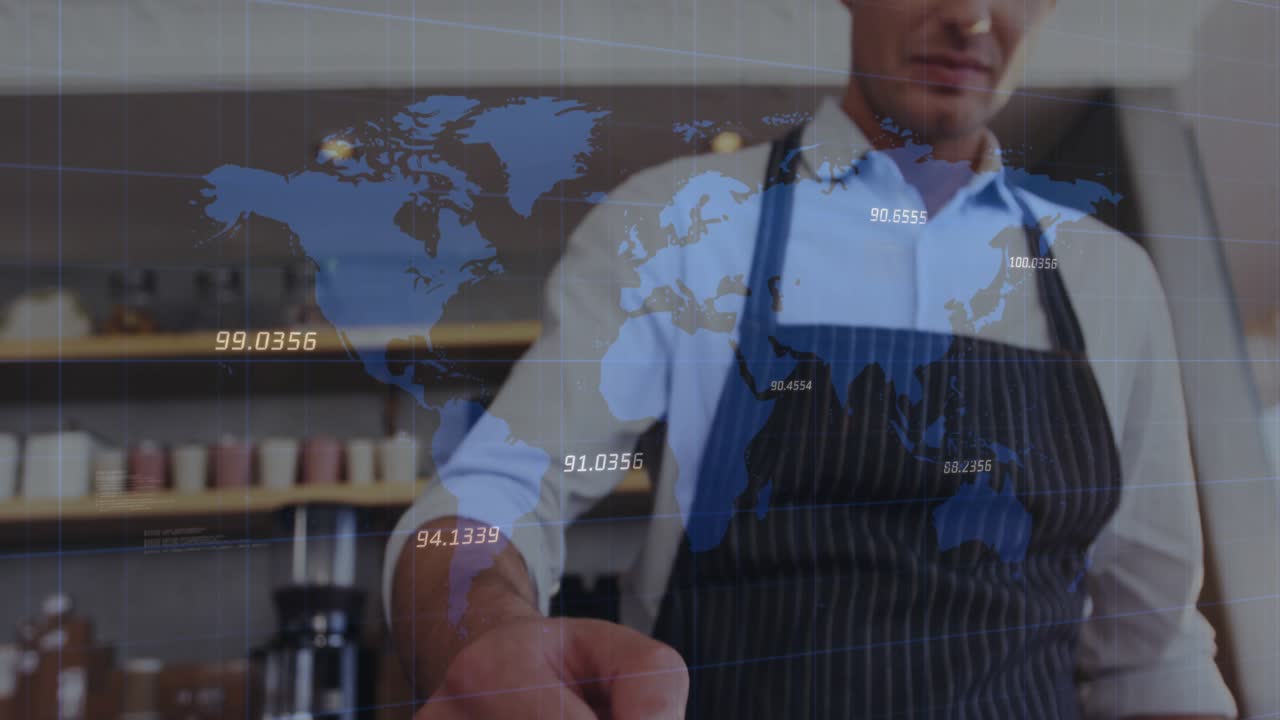 Un barista inclina la brocca sopra la tazza creando una latte art in una caffetteria con sovrapposizione di una mappa che mostra i dati