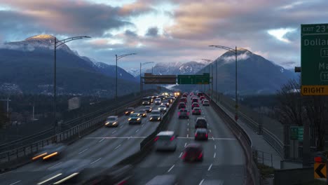 lapso de tiempo del puente de tráfico pesado con fondo de montaña, vancouver