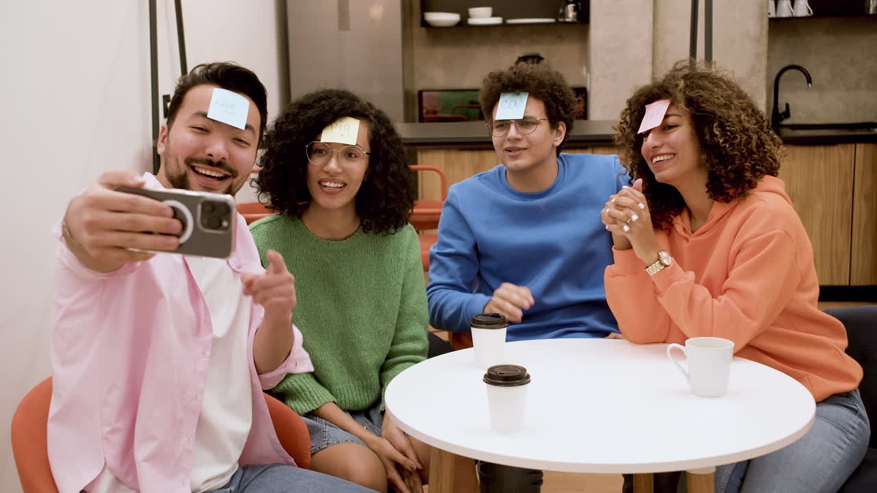 amigos hablando foto selfie con teléfono inteligente