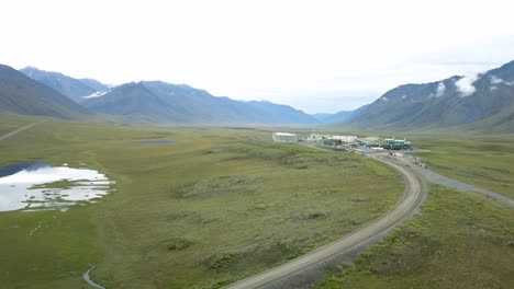 Pumpstation-Und-Industriegebäude-In-Der-Offenen-Tundra-Der-Alaska-wildnis---Luftdrohne