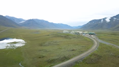 estación de bombeo y edificios industriales en la tundra abierta del desierto de alaska - drone aéreo