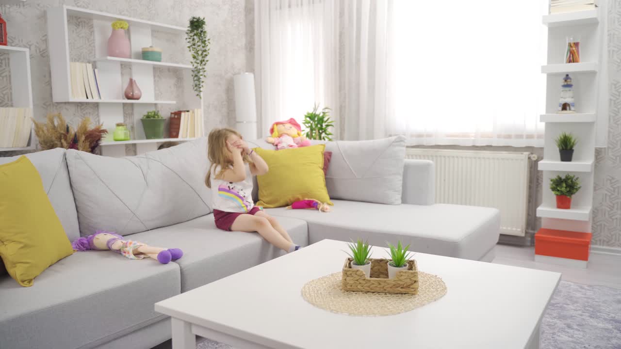 La mère se lie d'amitié avec sa petite fille et joue avec elle