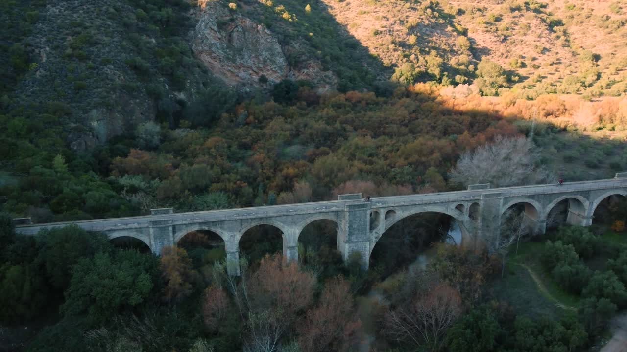 오래된 레일 트레일 가대교를 건너는 자전거 타는 사람과 공중 회전