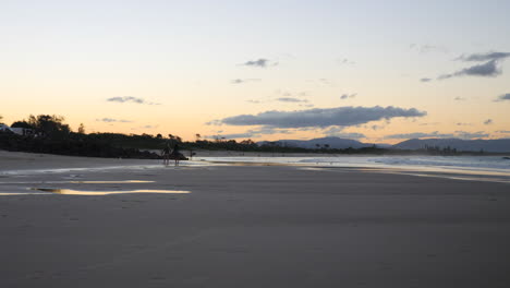 impresionante lapso de tiempo de la playa de byron bay durante el verano