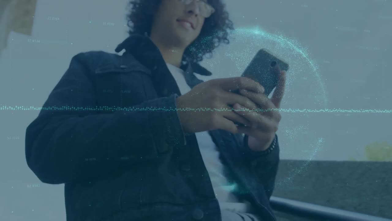 animación del globo y procesamiento de datos sobre un hombre de negocios que usa un teléfono inteligente