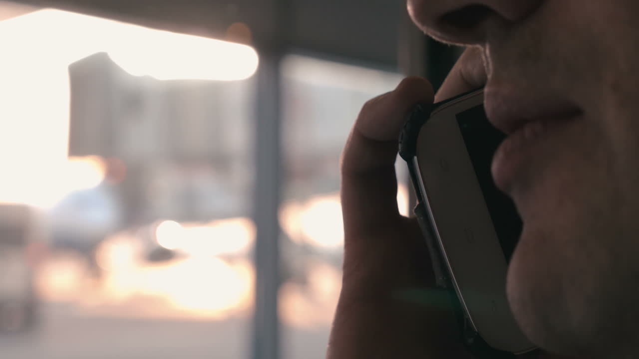 그는 여행 중에 항상 연락을 유지했습니다.