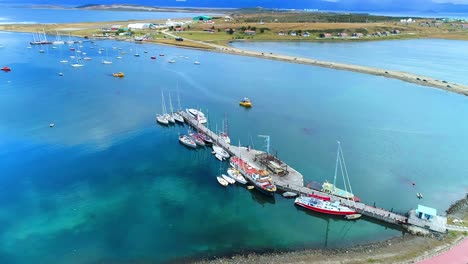 Blick-Auf-Den-Beagle-Kanal-Und-Den-Hafen-Der-Stadt-Ushuaia