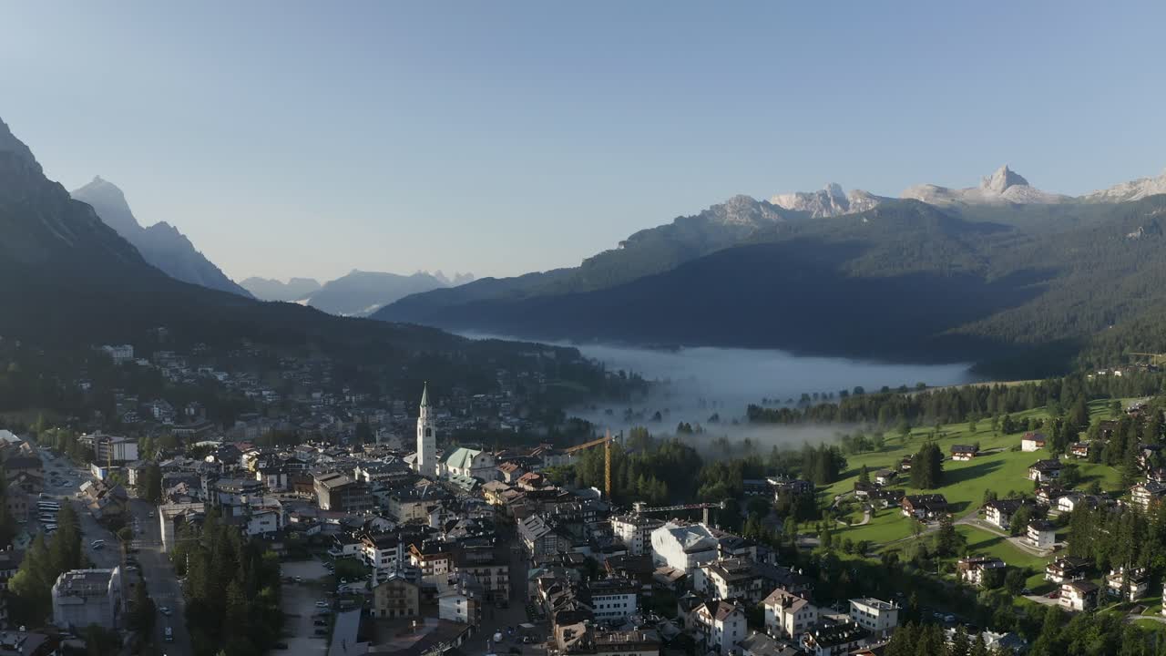 antena de niebla matutina en un valle en el norte de italia en un pequeño pueblo llamado cortina d'empezzo