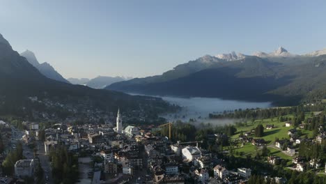 Antenne-Des-Frühen-Morgennebels-In-Einem-Tal-In-Norditalien-In-Einer-Kleinen-Stadt-Namens-Cortina-D&#39;empezzo