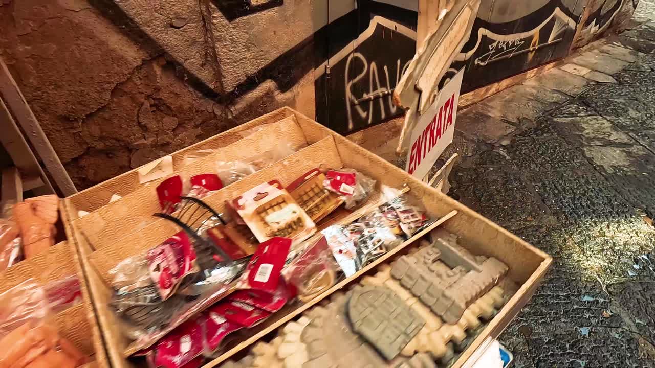 baratijas coloridas y regalos exhibidos en puestos callejeros