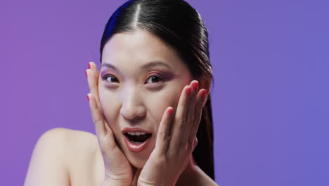 검은 머리카락과 메이크업으로 충격을 받은 아시아 여성 카메라를 보고, 공간을 복사, 느린 동작