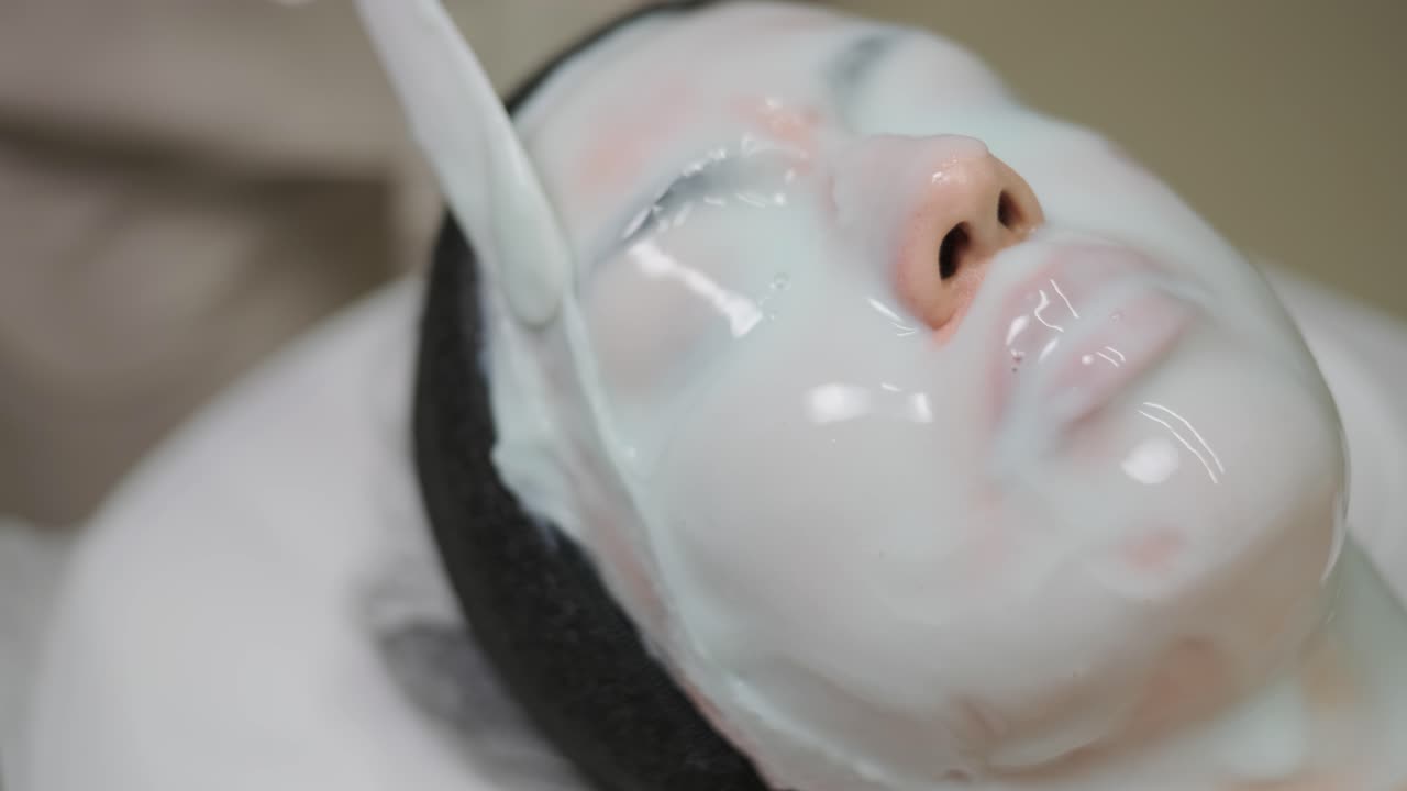 미용실 에서 얼굴 마스크 를 착용 한 아름다운 여자