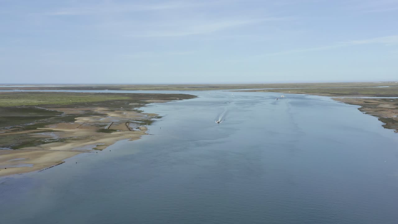 보트는 아름다운 푸른 하늘의 날, 드론 공중에서 올하오의 해양 입구를 통해 항해합니다.