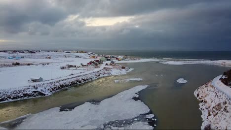 Schöne-Stadt-Im-Norden-Von-Island,-Die-Durch-Einen-Gletscherfluss-In-Zwei-Teile-Geteilt-Wird,-An-Der-Küste-Von-Nordisland-Gelegen-Und-Sehr-Gut-An-Der-Route-N1-Gelegen,-Eine-Der-Besten-Städte,-Um-Das-Nordlicht-Zu-Sehen