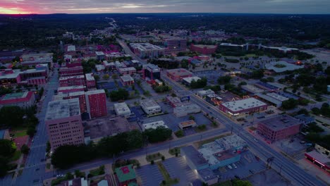 Columbus-City-In-Georgia,-Drohnenaufnahmen-Aus-Der-Luft-In-Der-Abenddämmerung