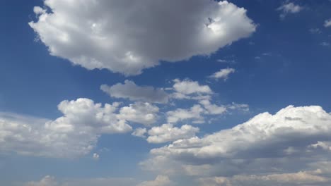 Libre-De-Artefactos-Visuales-Como-Pájaros-E-Insectos,-Solo-Un-Lapso-De-Tiempo-De-Cielo-Azul-Grande-Y-Limpio-De-Hermosas-Nubes-Blancas-Gruesas