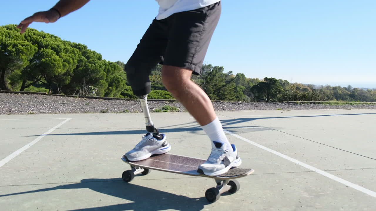 야외에서 스케이트보드를 하는 다리 의식 의 사람 의 클로즈업  ⁇