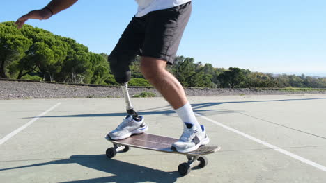 Nahaufnahme-Eines-Mannes-Mit-Beinprothese,-Der-Draußen-Skateboard-Fährt