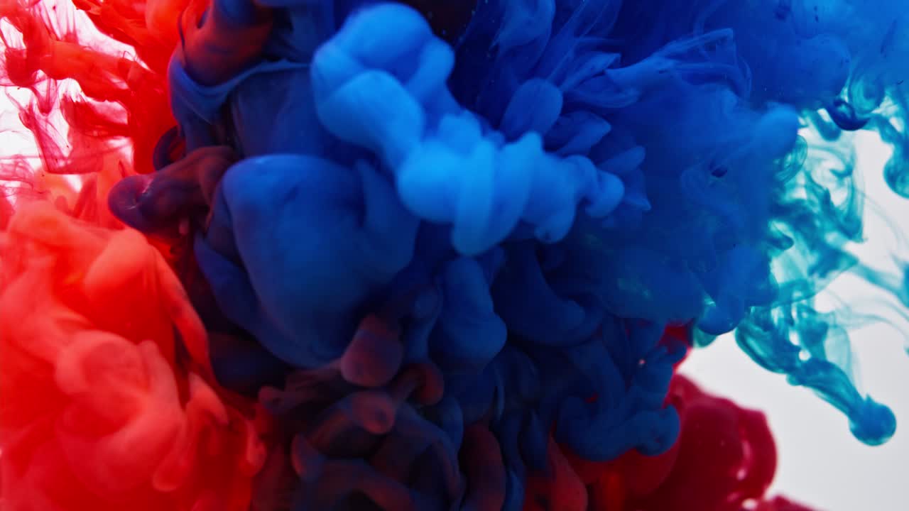 Arte liquida astratta con inchiostri blu e rossi