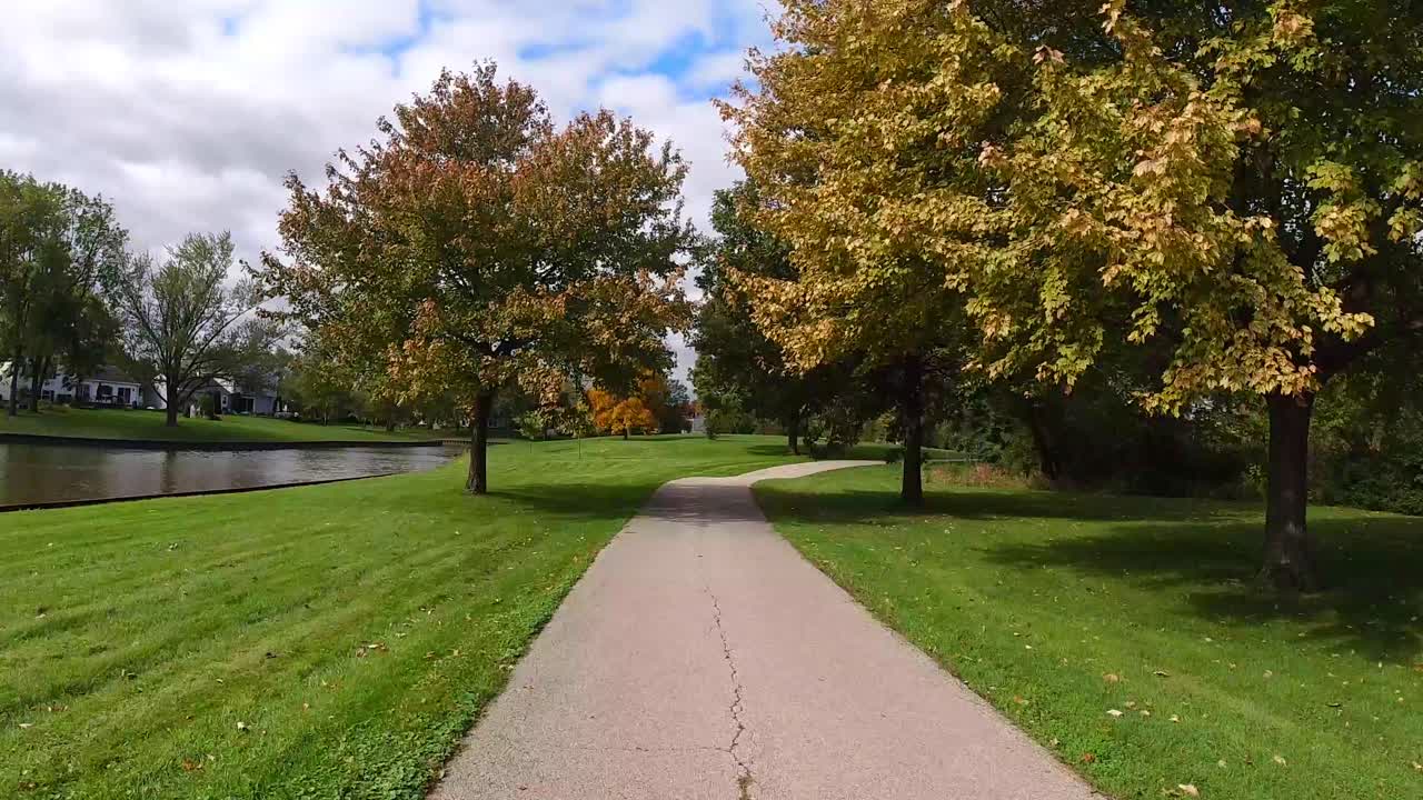 Hyperlapse a piedi al parco in autunno 4K - Pista ciclabile