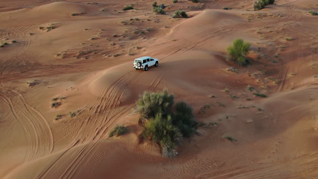 suv blanco en el desierto