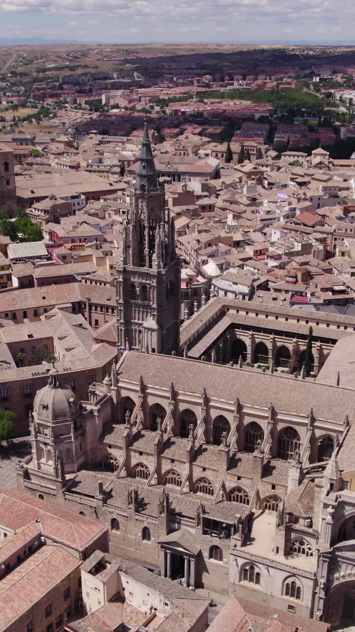 Pystysuora ilmakuvan puolikierto Santa Iglesia Catedral Primada de Toledon ympärillä Espanjassa