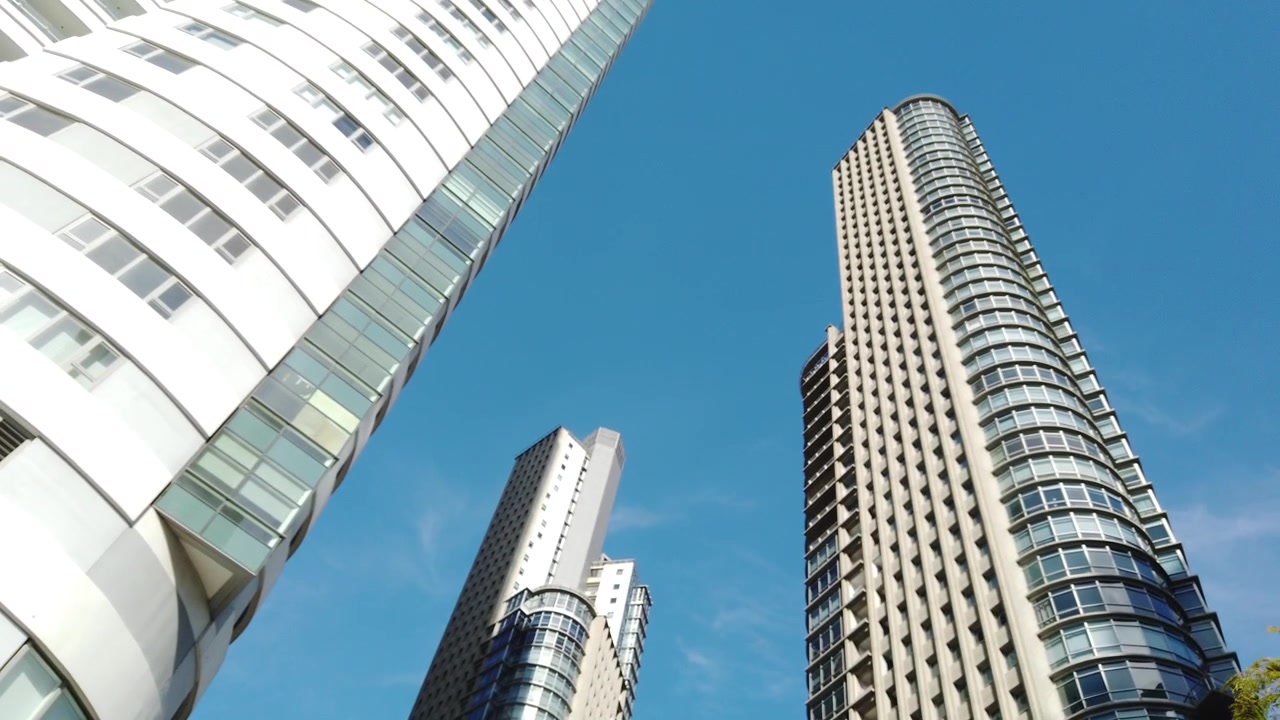 Contrapicado ascendente de rascacielos residenciales modernos en Puerto Madero, Buenos Aires