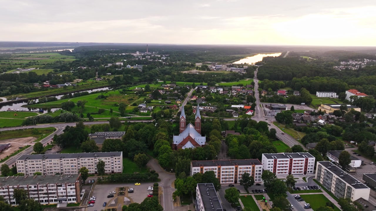 Luftfoto av Jurbarkas Litauen med katolsk kirke og elvelandskap