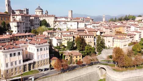 伯加莫 (bergamo) 城市 (città alta) 的廣場景觀,從空中升起