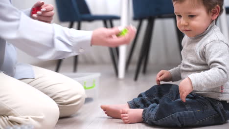 Seitenansicht-Des-Babys,-Das-Zu-Hause-Auf-Dem-Boden-Spielt