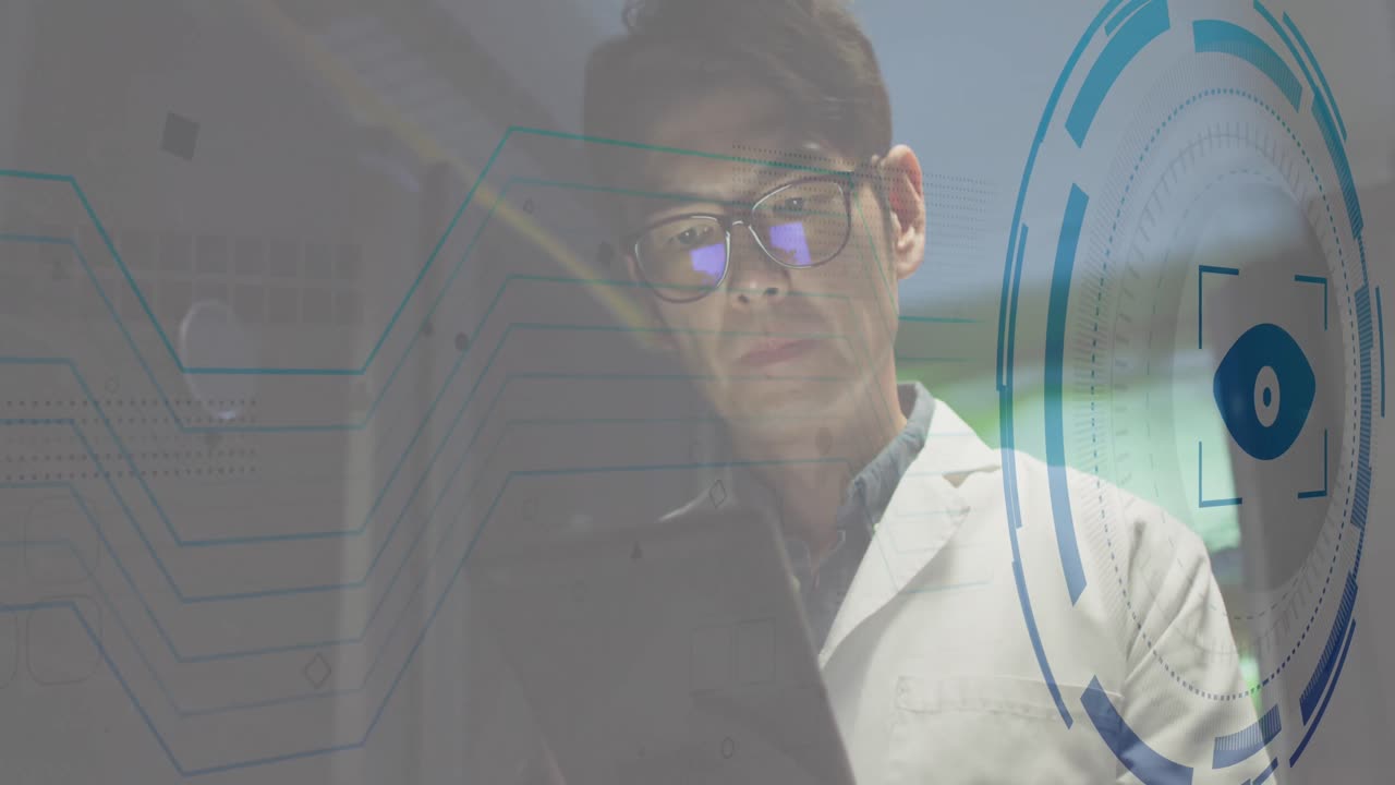 animación del procesamiento de datos sobre un trabajador masculino asiático en la sala del servidor