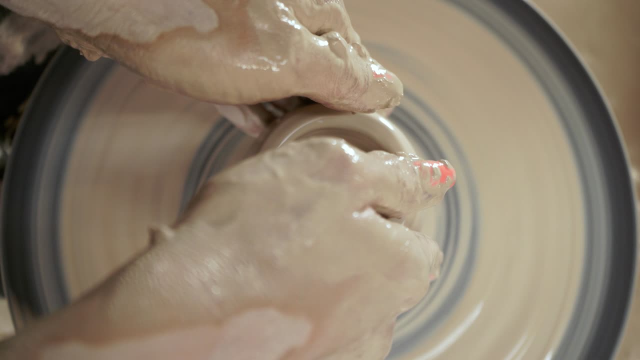 도자기가 여자에게 진 접시를 만드는 법을 가르친다.