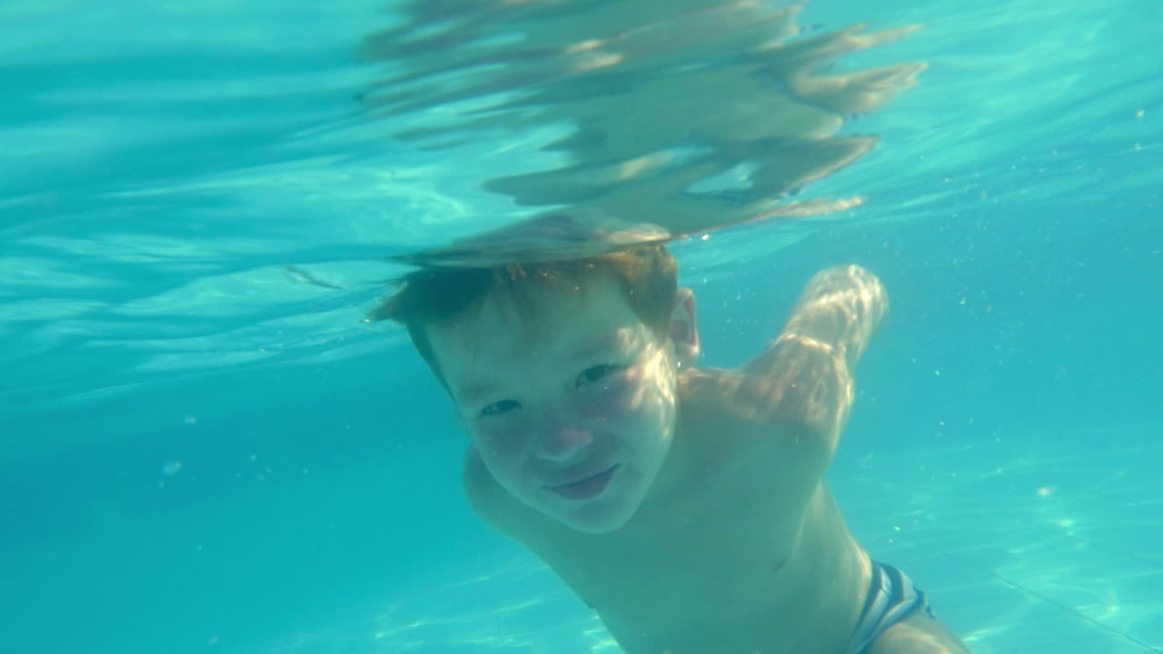 수영장 에서 물  에서 수영 하는 소년