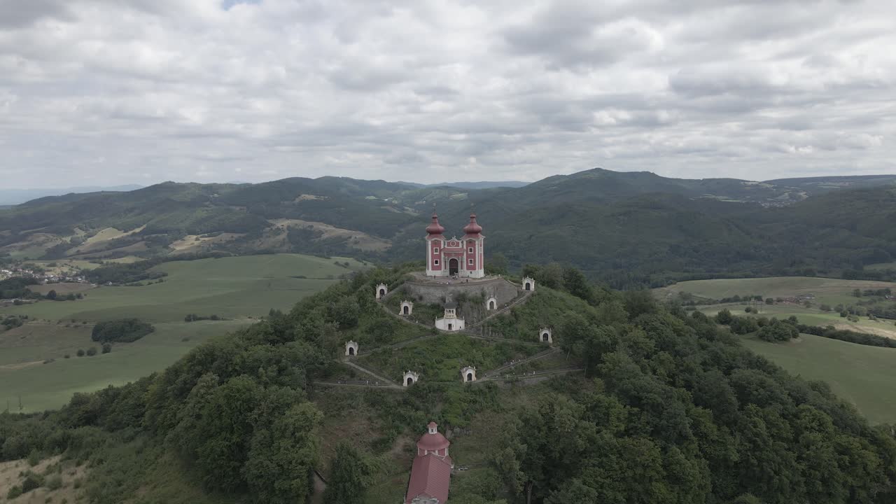 pequeña capilla con vista a las montañas rodeada de