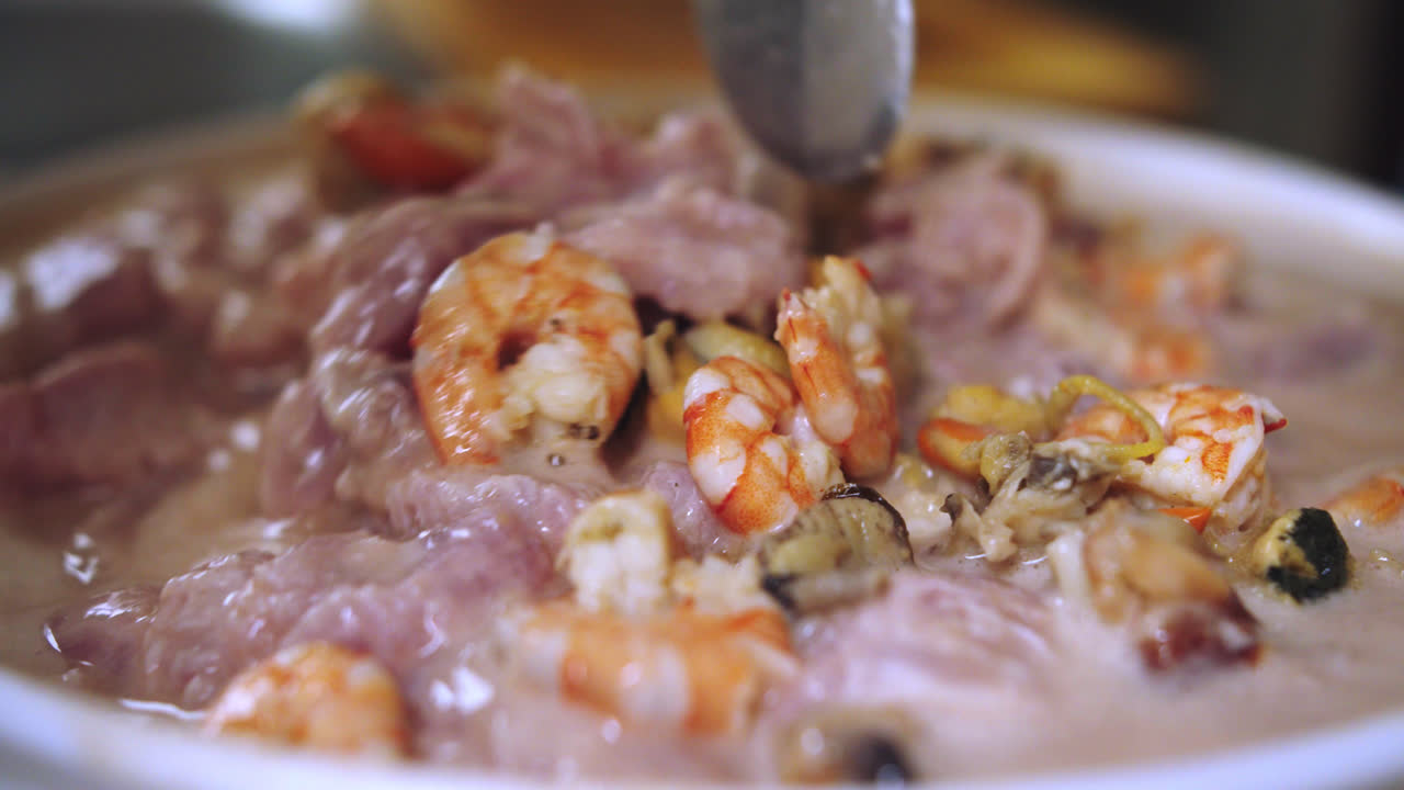 poner camarones junto al pescado en trozos para ceviche