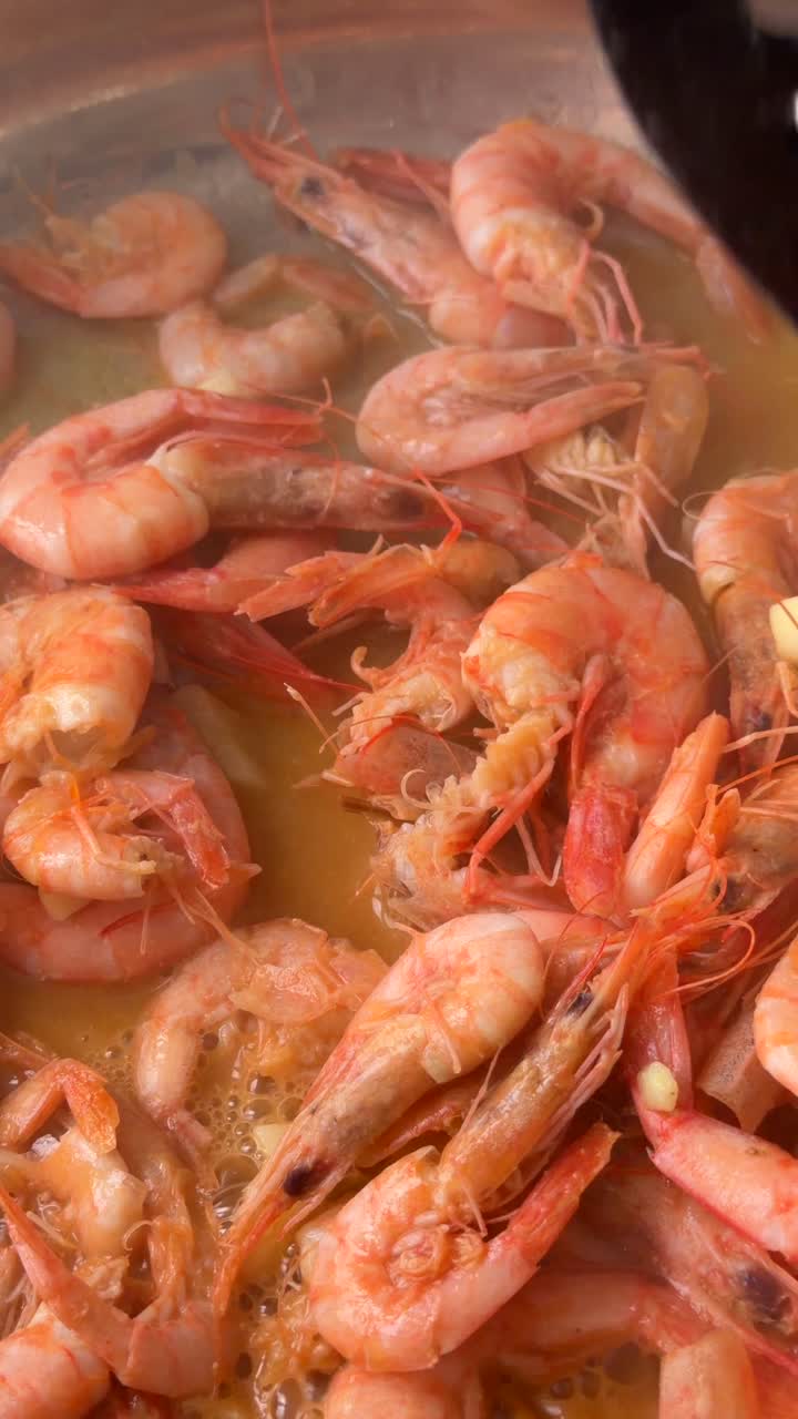 Udang Lezat Ditumis di Wajan dengan Bawang Putih dan Saus