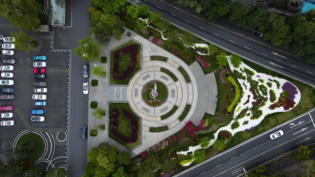 paisajismo de calles al aire libre en el centro de chengdu, china - vista aérea de drones de arriba hacia abajo