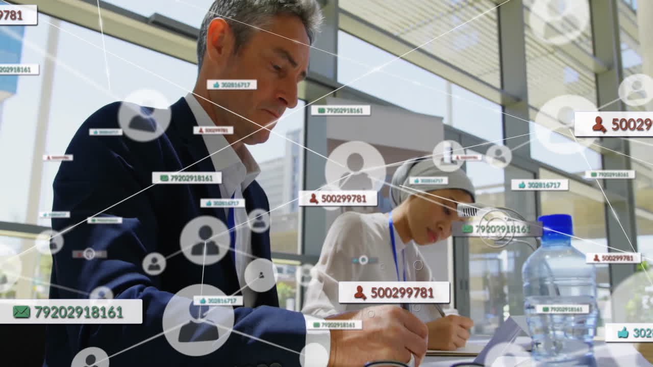 animación de la red de conexiones entre diversos colegas que trabajan en la oficina