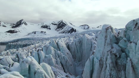 vuelo aéreo sobre un enorme glaciar en el ártico
