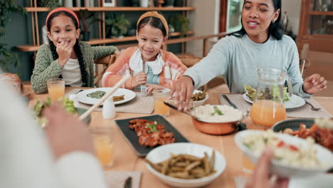 Abuelos,-Padres-E-Hijos-Orando-Por