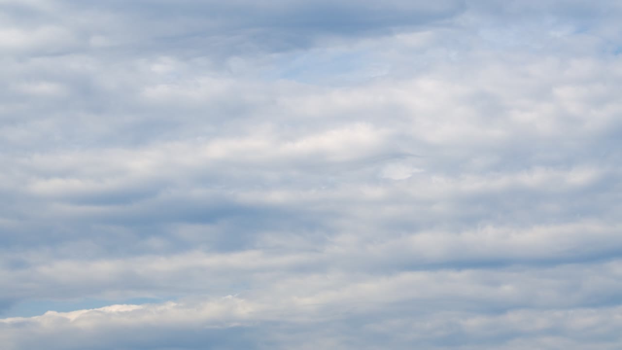 폭풍이 오기 전에 어두운 구름. 극적인 구름과 비가 오는 하늘.