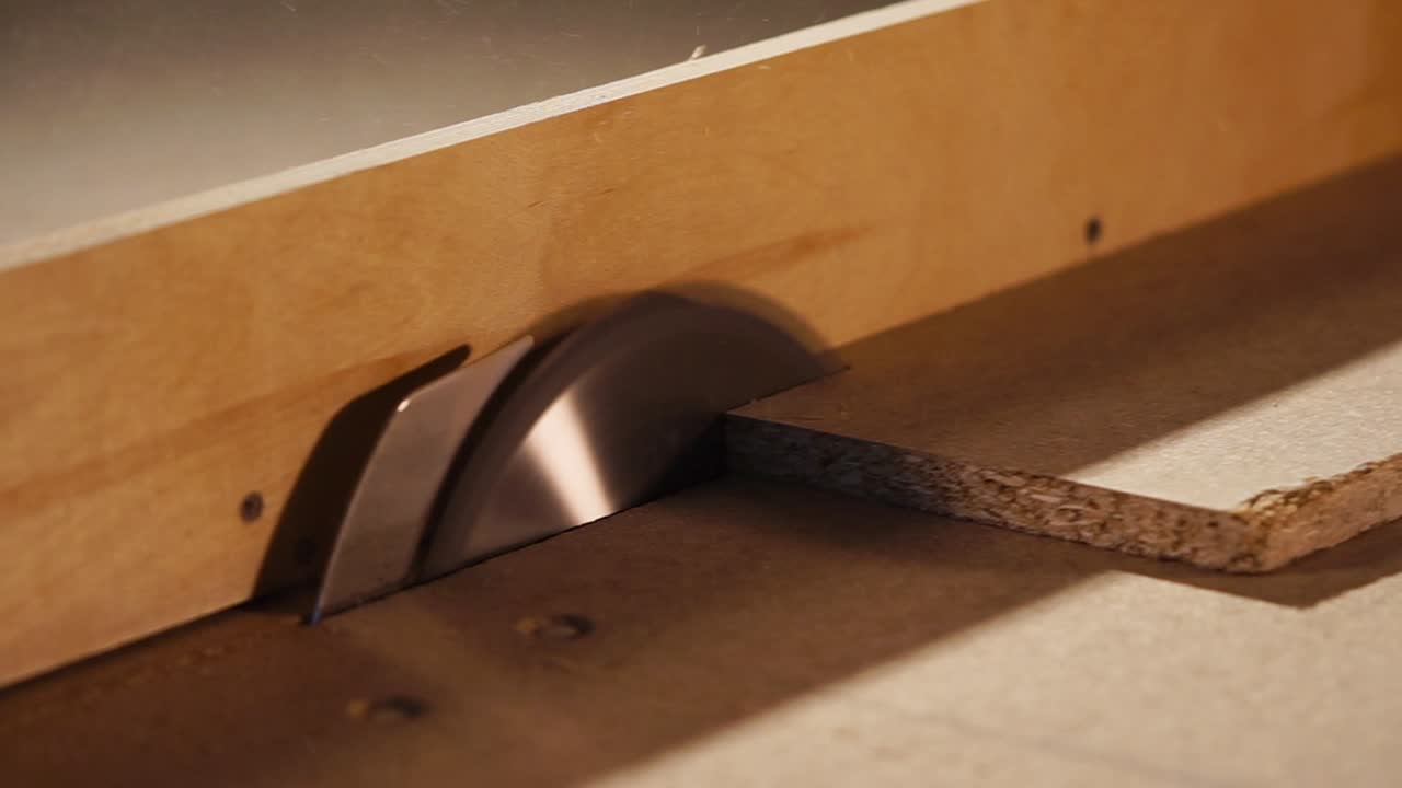 usando una sierra de mesa para cortar madera